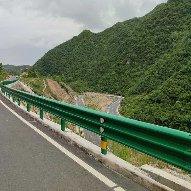 公路护栏损坏的主要原因有两个